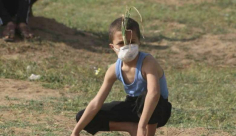 الطفل اليافاوي محمد عياش .. بطل غزة الصغير المقنع بالبصل